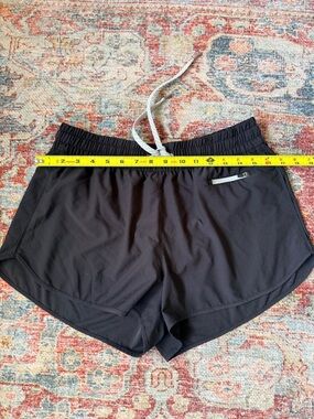 Vuori Women’s Running Shorts in Black (size L)